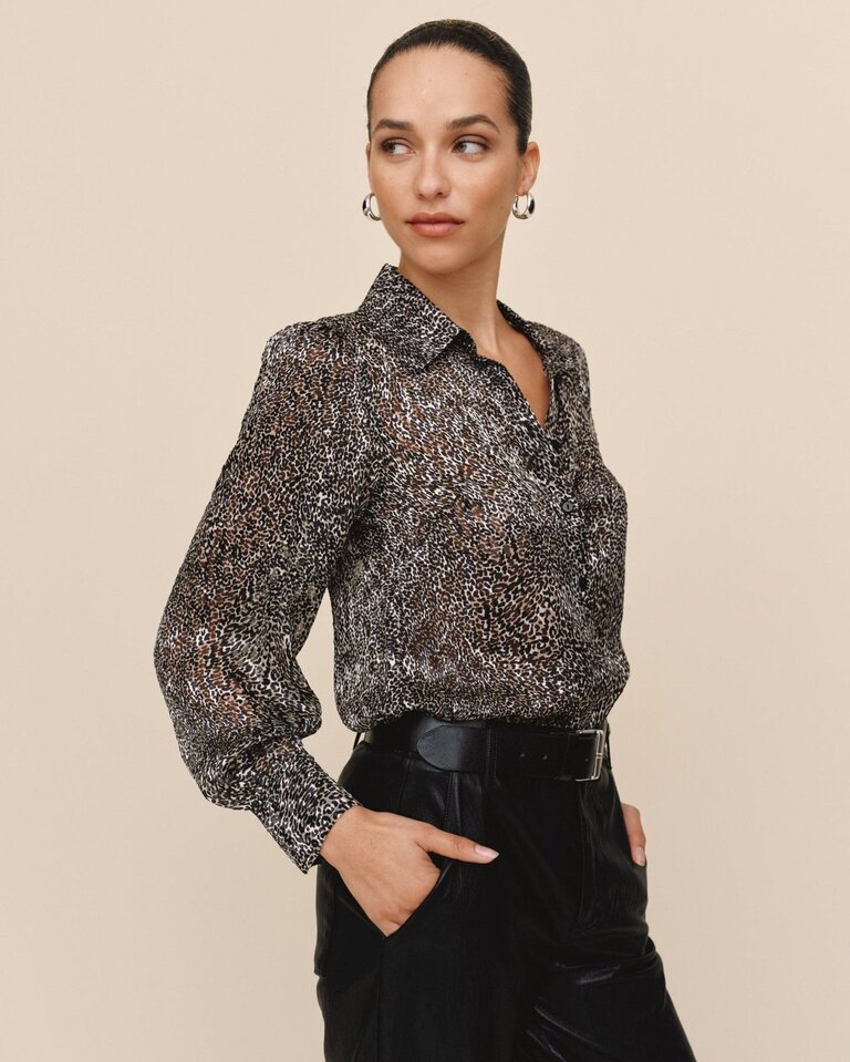 BELLA DAHL 3/4 BISHOP SLEEVE BUTTON UP IN SILVER LEOPARD