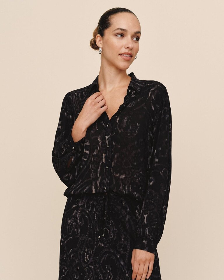 BELLA DAHL FITTED BUTTON DOWN IN BLACK PAISLEY