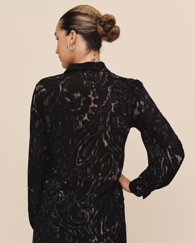 BELLA DAHL FITTED BUTTON DOWN IN BLACK PAISLEY
