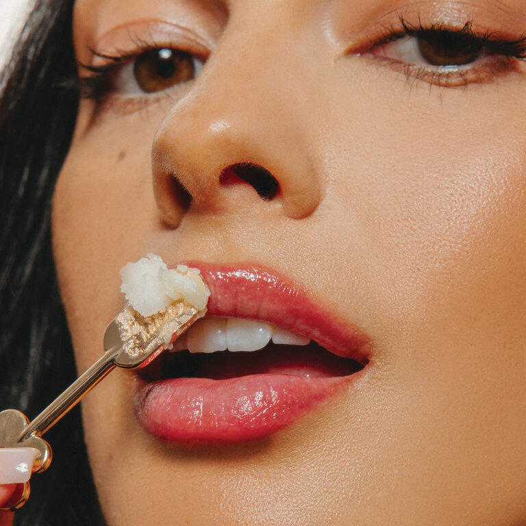 POPPY & POUT LIP CARE SPATULA, GOLD DAISY