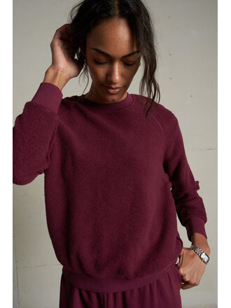 PERFECT WHITE TEE ZIGGY INSIDE OUT FLEECE SWEATSHIRT IN BURGUNDY