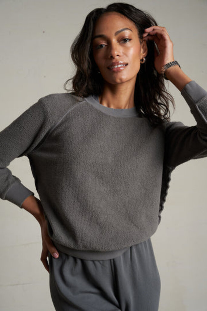 PERFECT WHITE TEE ZIGGY INSIDE OUT FLEECE SWEATSHIRT IN CHARCOAL