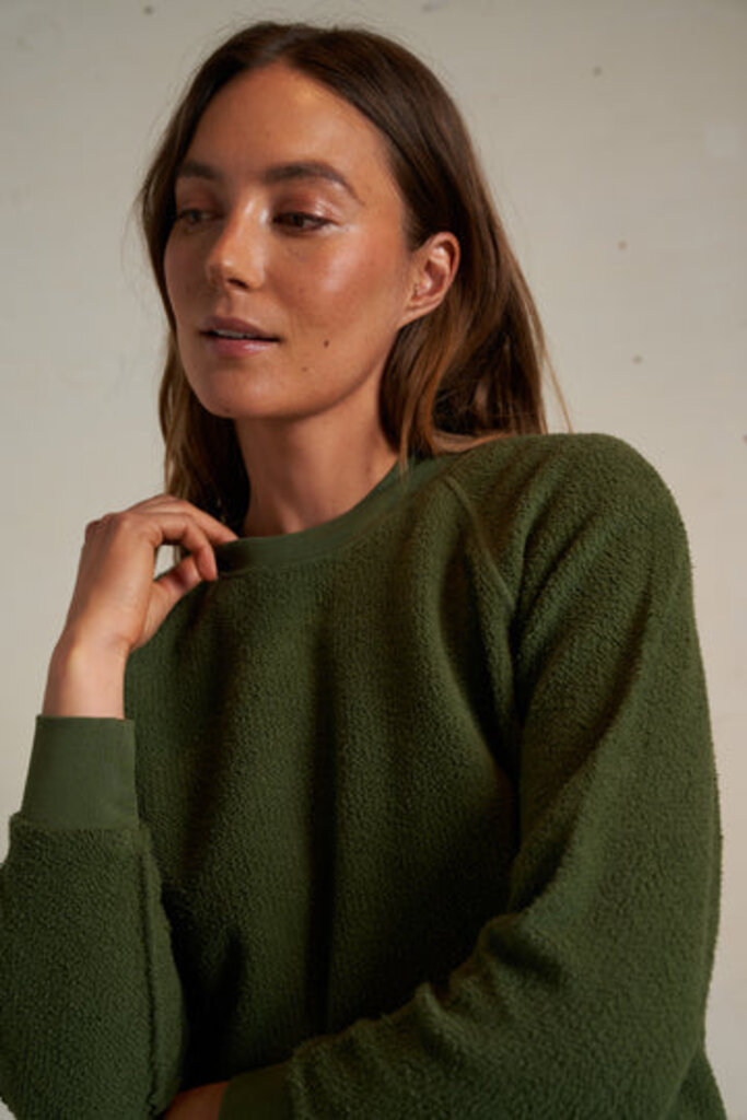 PERFECT WHITE TEE ZIGGY INSIDE OUT FLEECE SWEATSHIRT IN FERN GREEN