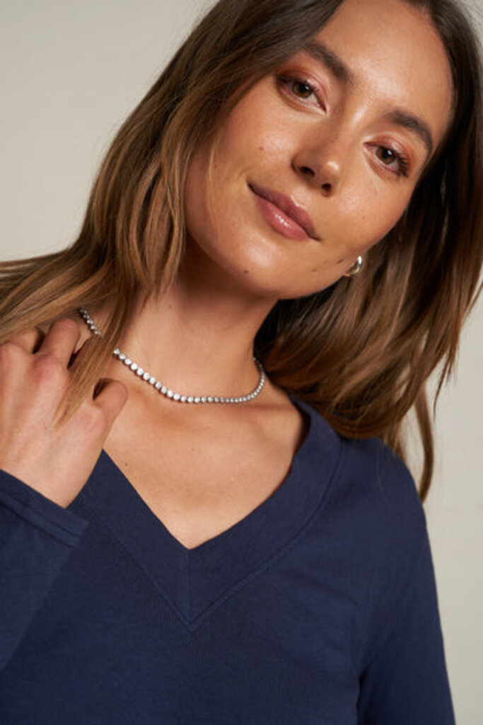 PERFECT WHITE TEE FIONA L/S V-NECK IN NAVY