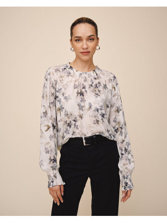 BELLA DAHL ELASTIC SHIRRED BLOUSE IN FROZEN WISTERIA