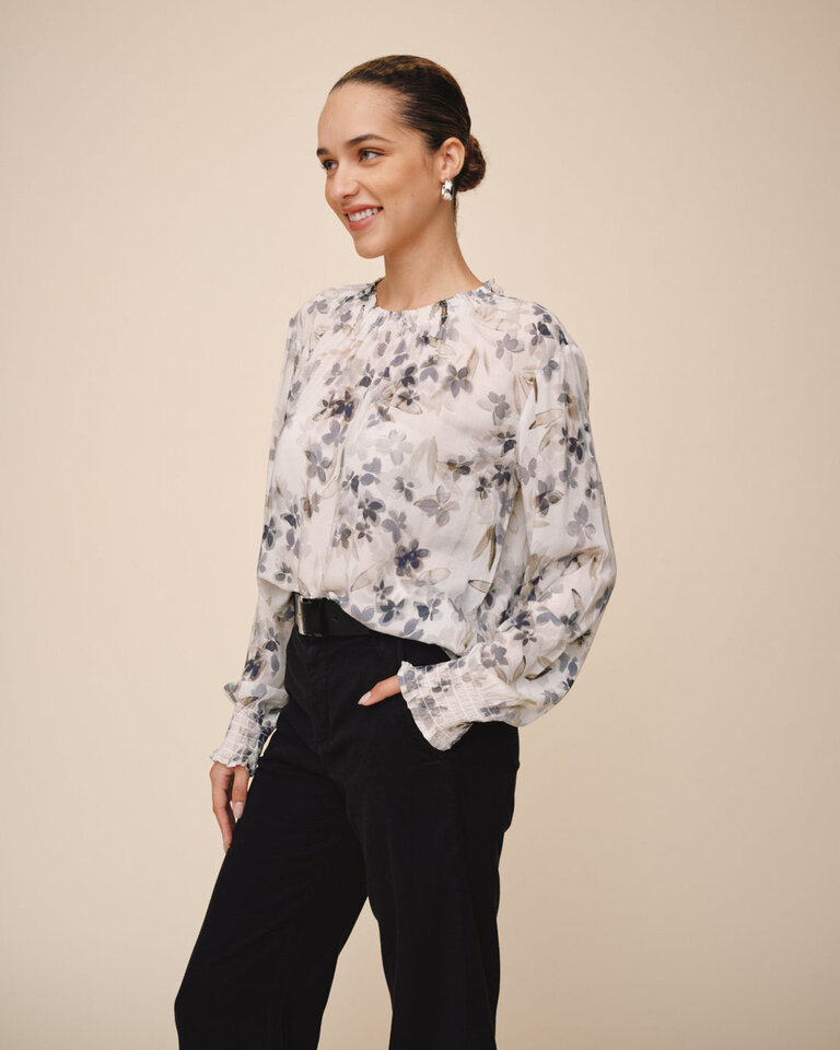 BELLA DAHL ELASTIC SHIRRED BLOUSE IN FROZEN WISTERIA
