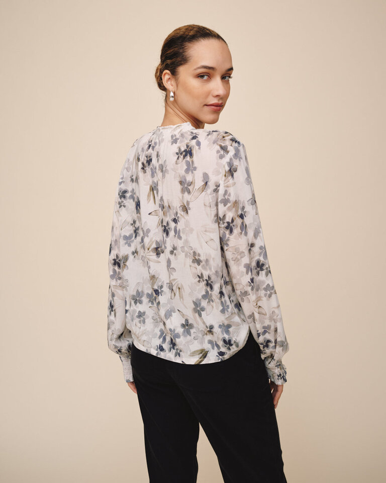 BELLA DAHL ELASTIC SHIRRED BLOUSE IN FROZEN WISTERIA