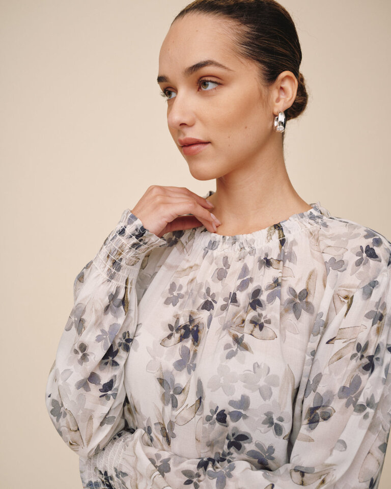 BELLA DAHL ELASTIC SHIRRED BLOUSE IN FROZEN WISTERIA