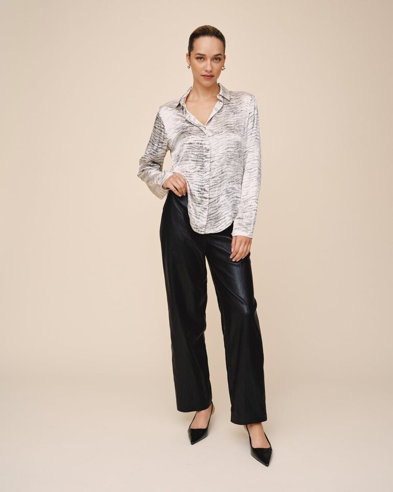 BELLA DAHL CLEAN HIDDEN PLACKET IN SNOW TIGER