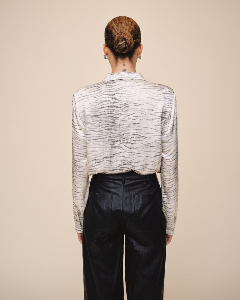 BELLA DAHL CLEAN HIDDEN PLACKET IN SNOW TIGER