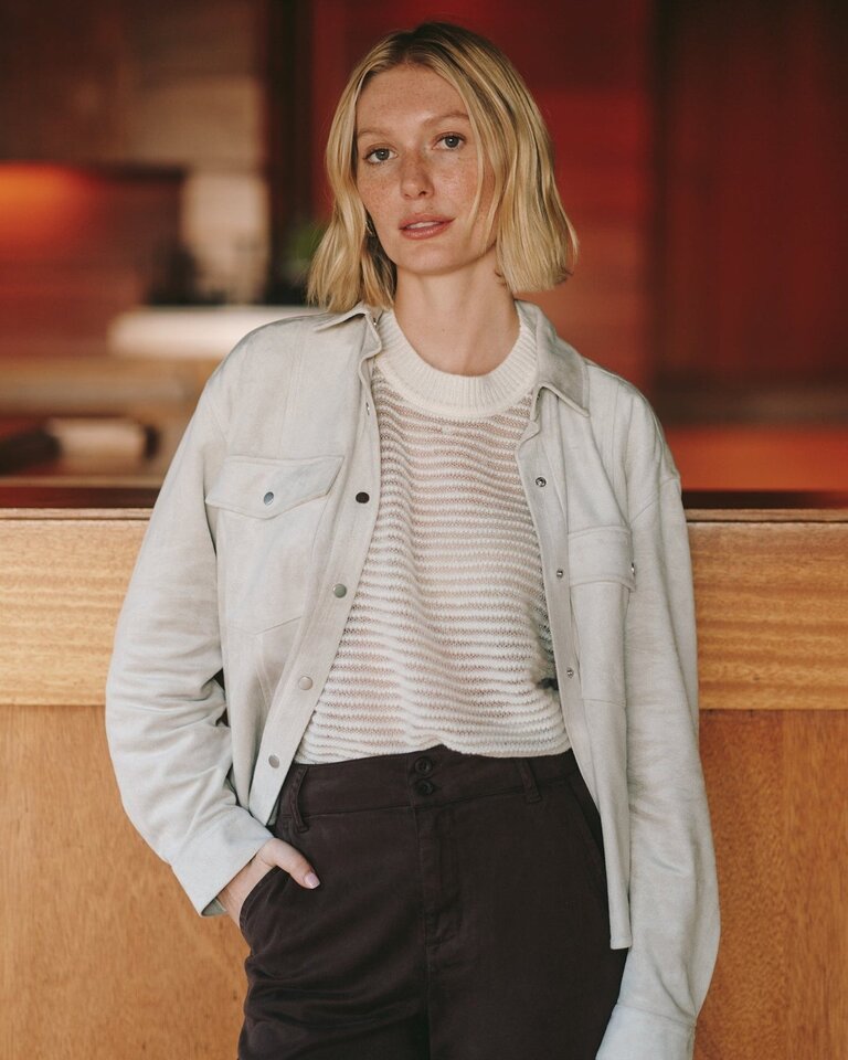 BELLA DAHL SEAMED POCKET SHACKET IN PANNA COTTA