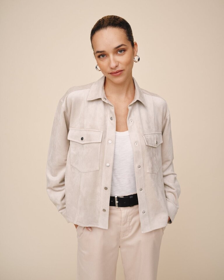 BELLA DAHL SEAMED POCKET SHACKET IN PANNA COTTA