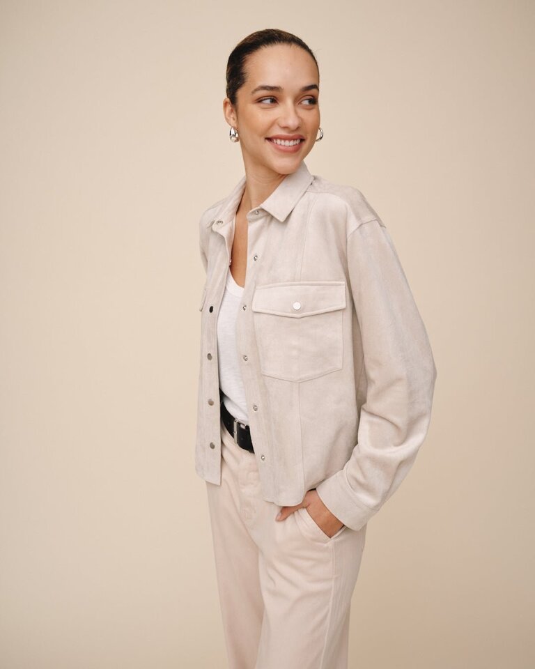 BELLA DAHL SEAMED POCKET SHACKET IN PANNA COTTA