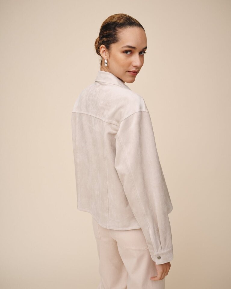BELLA DAHL SEAMED POCKET SHACKET IN PANNA COTTA