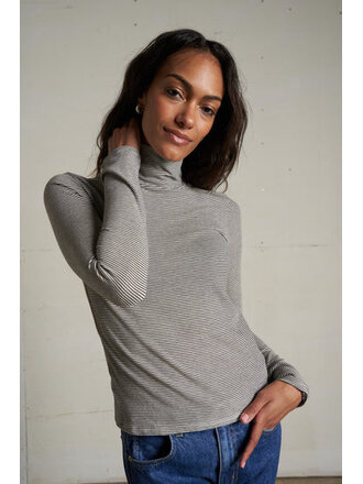 PERFECT WHITE TEE CINDY STRIPE JERSEY TURTLENECK IN IVORY BLACK STRIPE