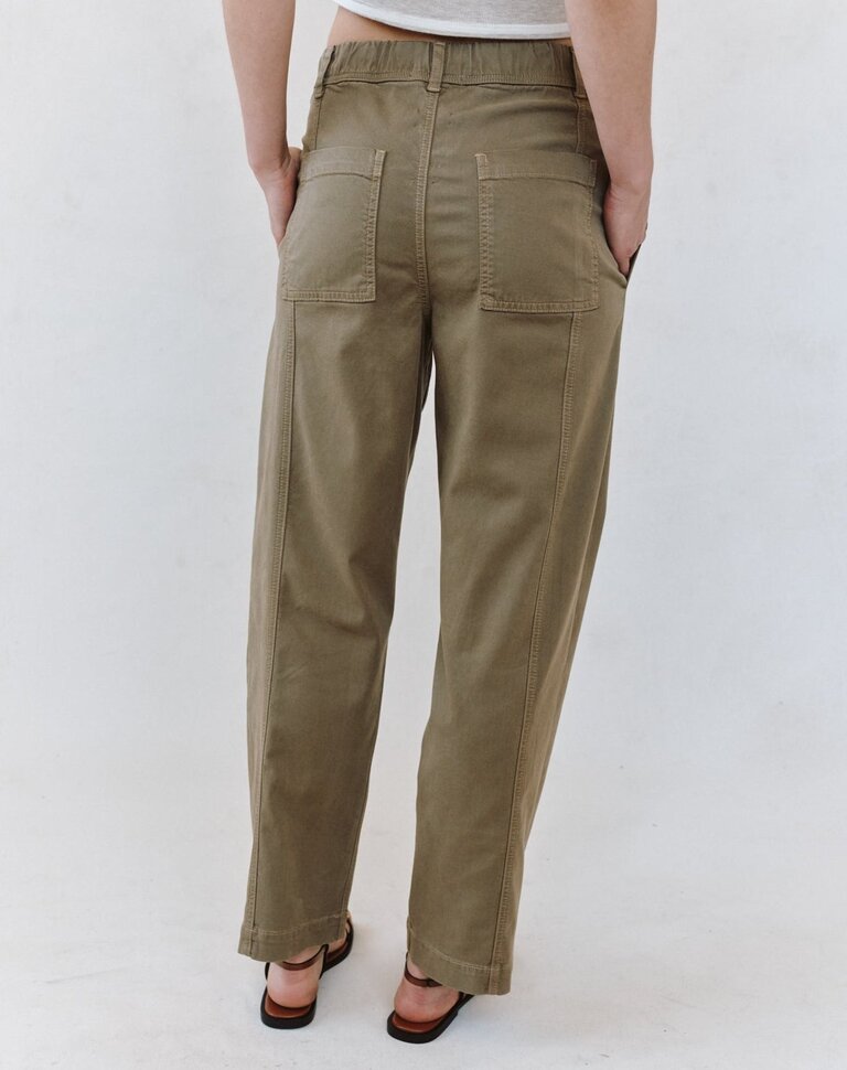 BELLA DAHL SEAMED SOFT BARREL IN CYPRESS GREEN