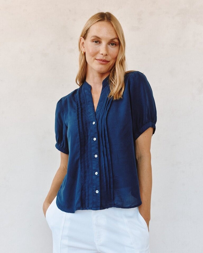 BELLA DAHL SHORT SLEEVE PINTUCK SHIRT IN NAVY DUSK