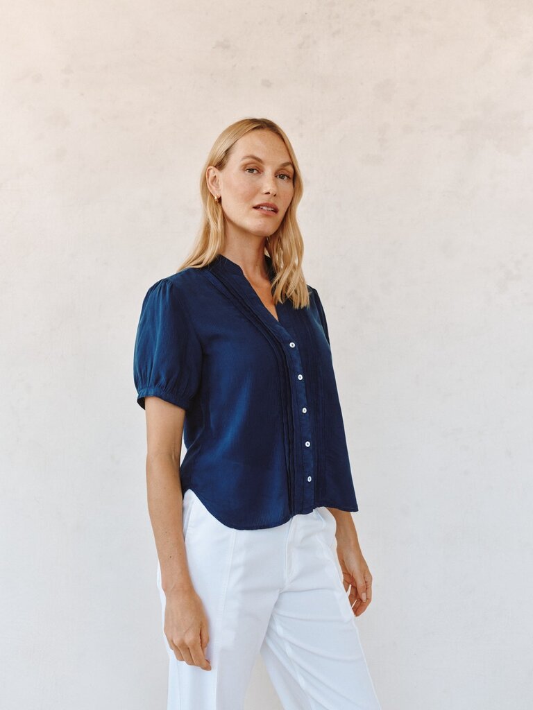 BELLA DAHL SHORT SLEEVE PINTUCK SHIRT IN NAVY DUSK