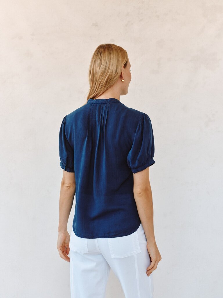 BELLA DAHL SHORT SLEEVE PINTUCK SHIRT IN NAVY DUSK