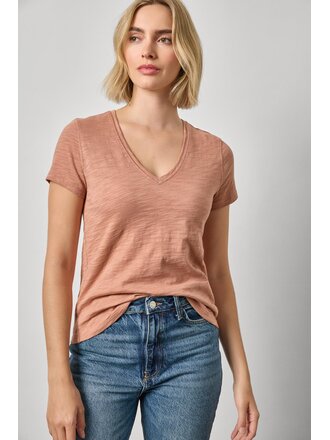 LILLA P S/S BACK SEAM V-NECK IN CAROB