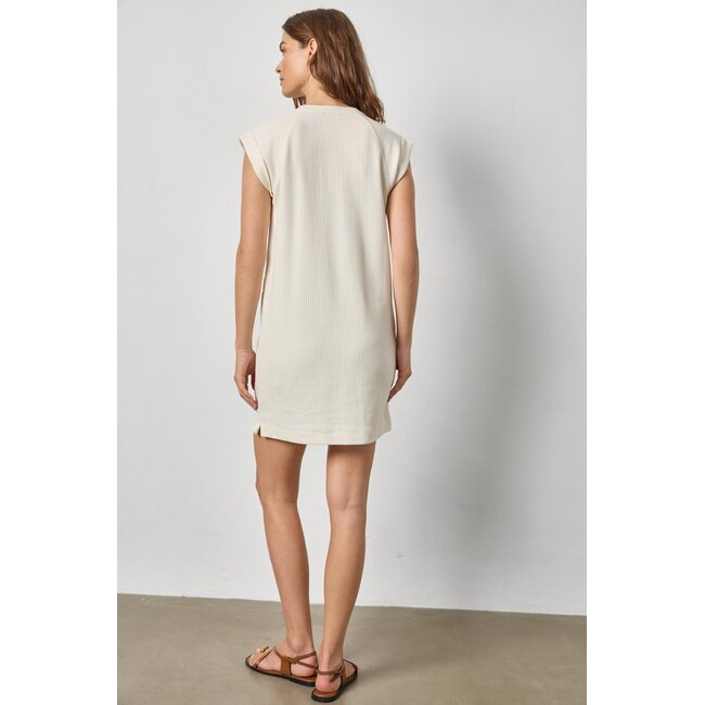 LILLA P SADDLE SLEEVE SHIFT DRESS IN ECRU