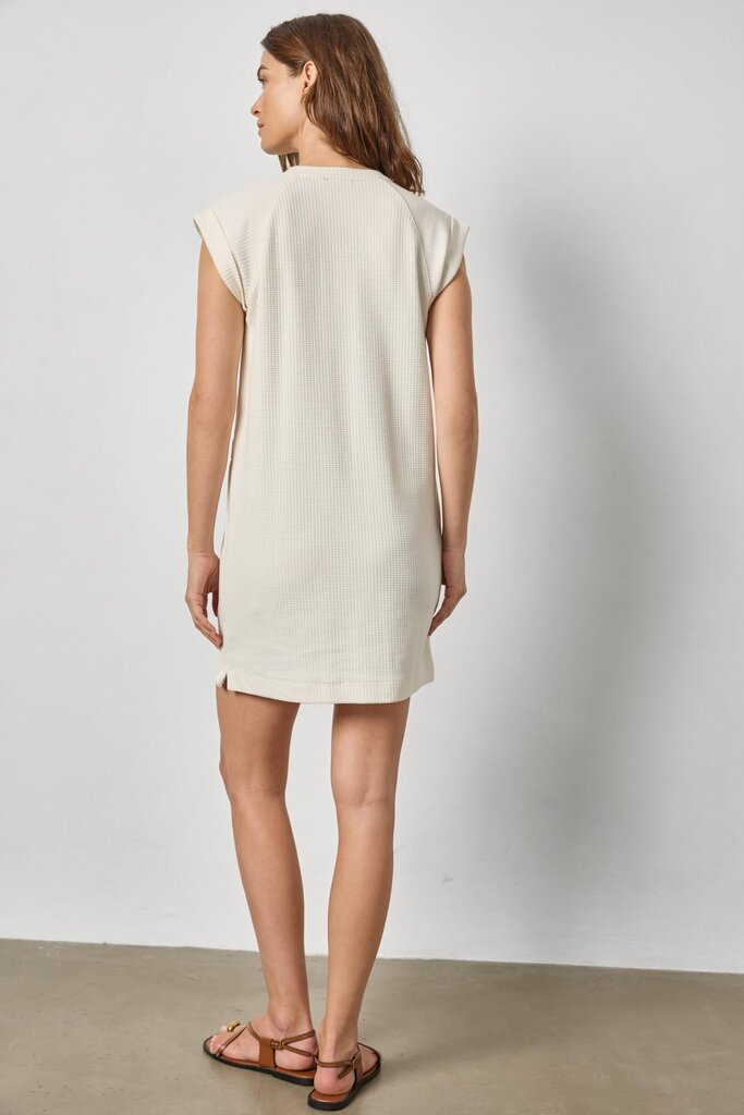 LILLA P SADDLE SLEEVE SHIFT DRESS IN ECRU