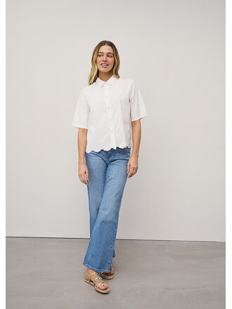 0039 ITALY BEA BLOUSE WITH SCALLOPED HEM IN WHITE