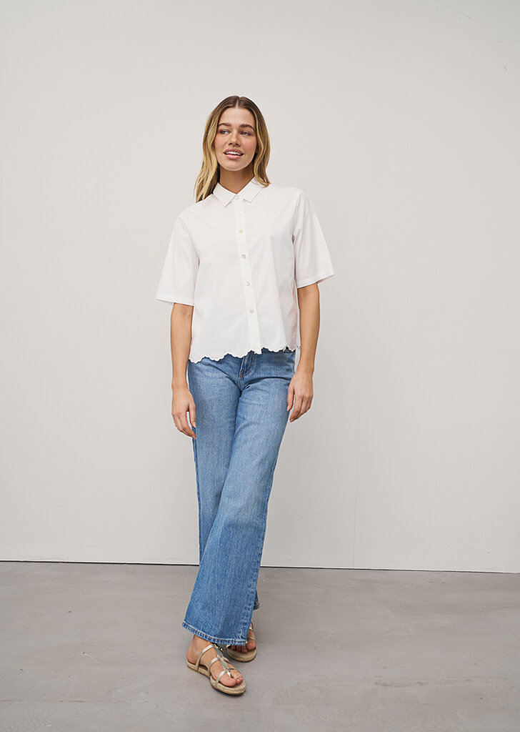 0039 ITALY BEA BLOUSE WITH SCALLOPED HEM IN WHITE