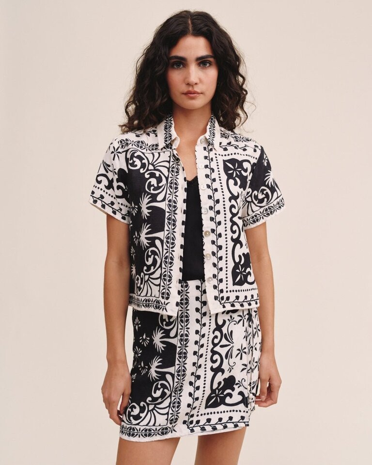 BELLA DAHL SHORT SLEEVE CAMP SHIRT IN TROPICAL BANDANA PRINT