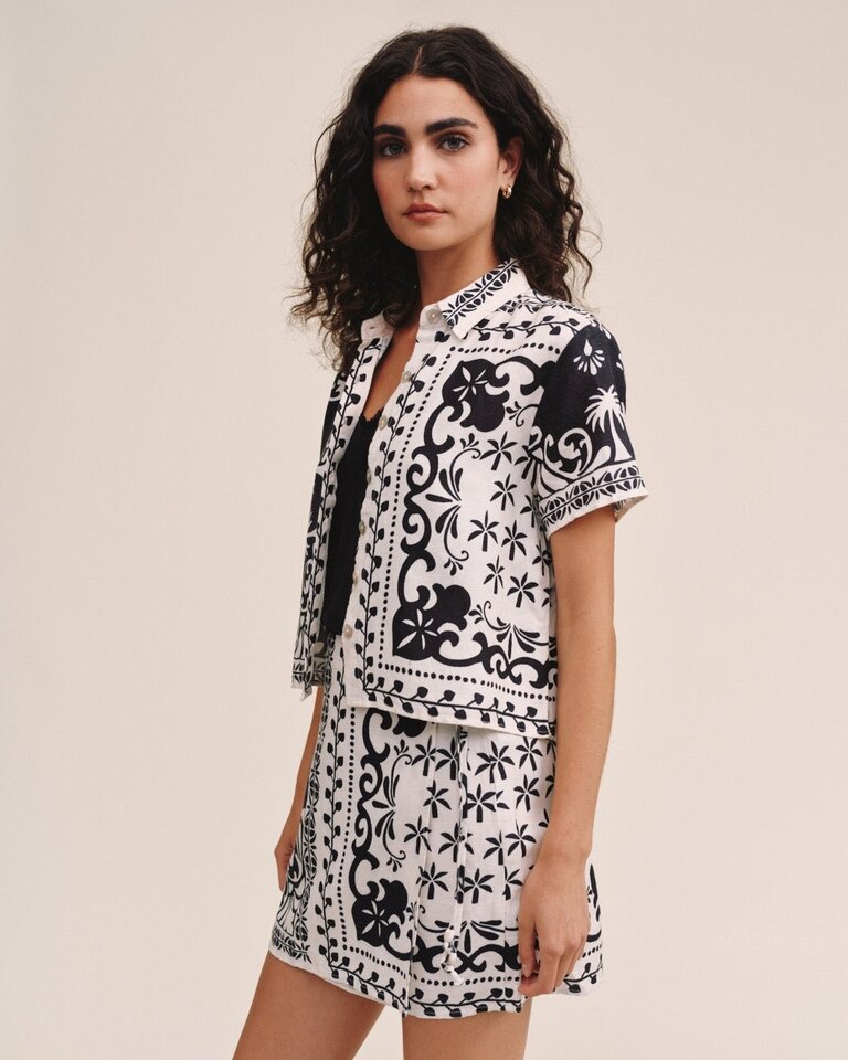 BELLA DAHL SHORT SLEEVE CAMP SHIRT IN TROPICAL BANDANA PRINT