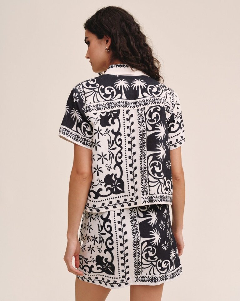 BELLA DAHL SHORT SLEEVE CAMP SHIRT IN TROPICAL BANDANA PRINT