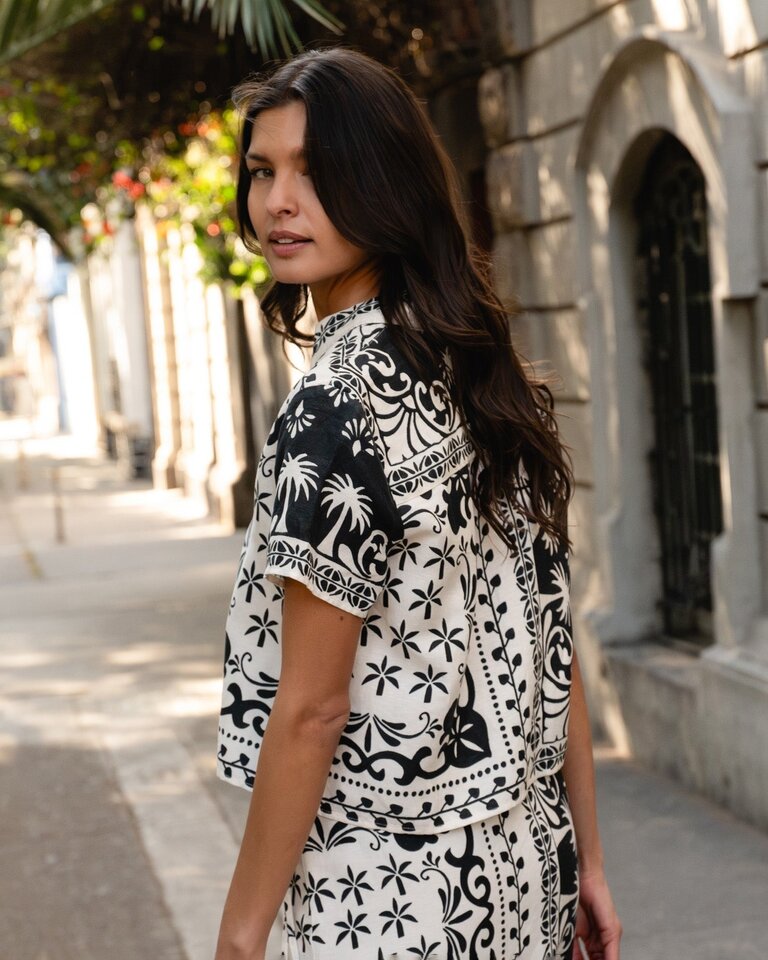 BELLA DAHL SHORT SLEEVE CAMP SHIRT IN TROPICAL BANDANA PRINT