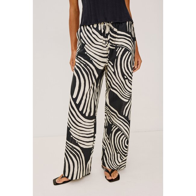 EMMIE PRINT PANTS IN ONYX WAVE