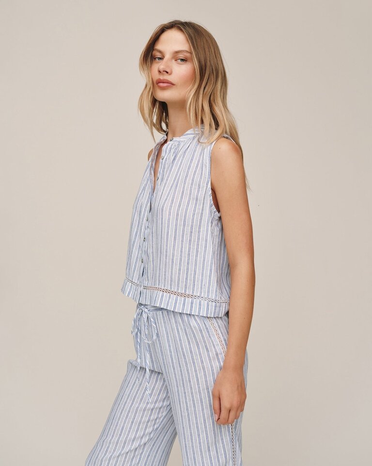 BELLA DAHL SLEEVELESS BUTTON FRONT IN OCEAN BLUE STRIPE