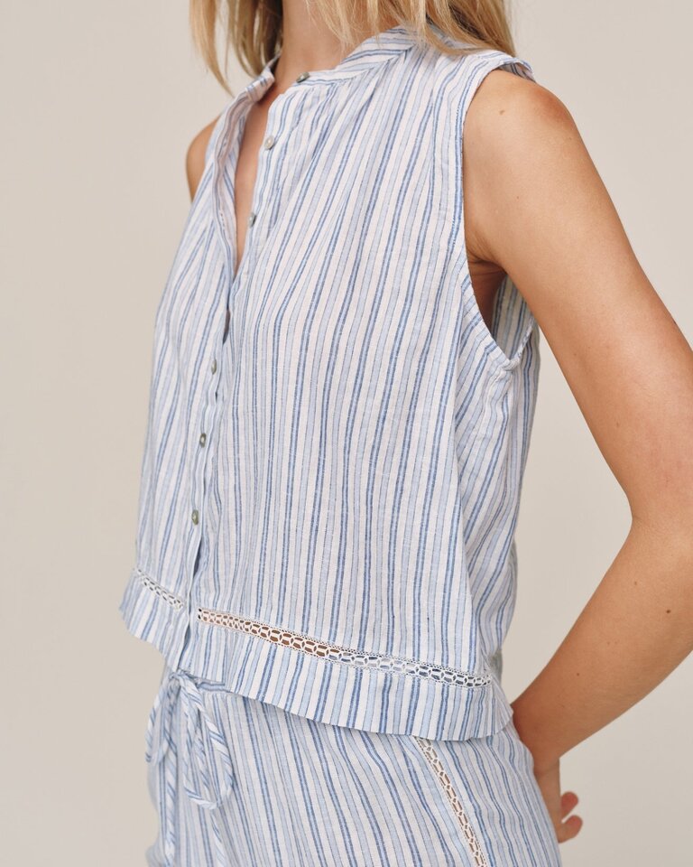 BELLA DAHL SLEEVELESS BUTTON FRONT IN OCEAN BLUE STRIPE
