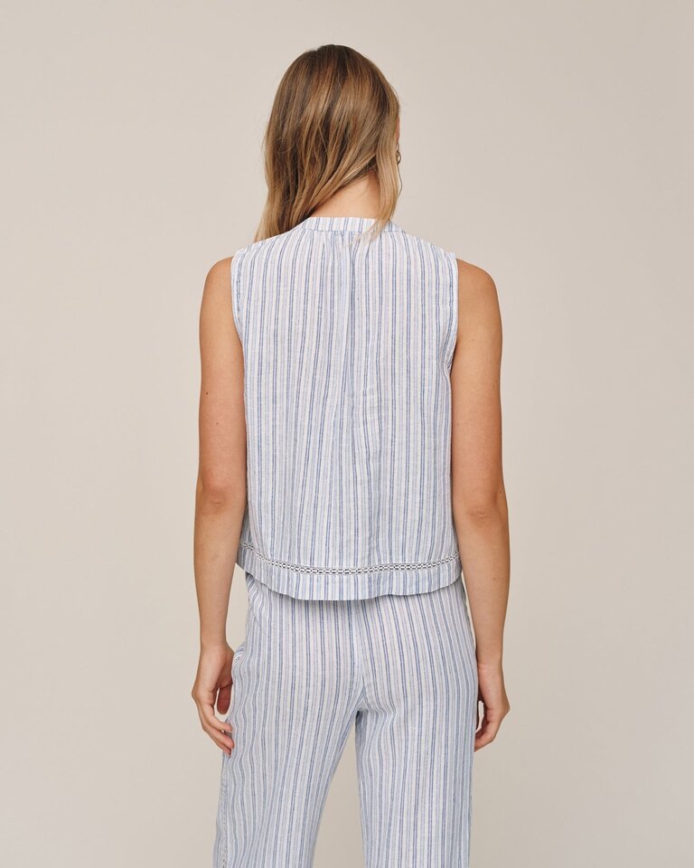 BELLA DAHL SLEEVELESS BUTTON FRONT IN OCEAN BLUE STRIPE