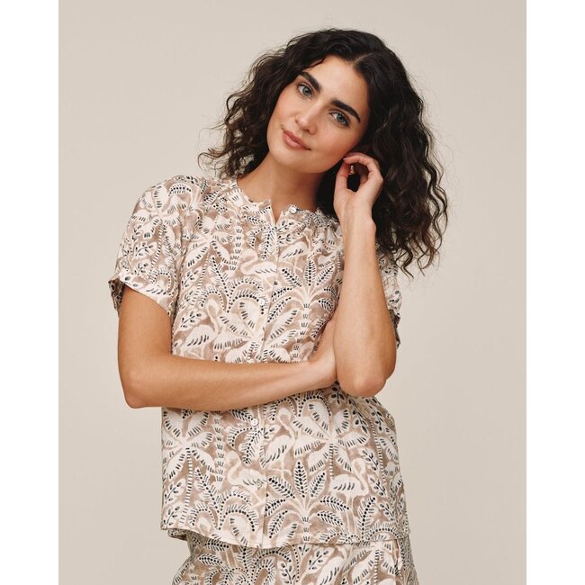 BELLA DAHL  S/S RAGLAN SHIRT IN TROPICAL PALM PRINT