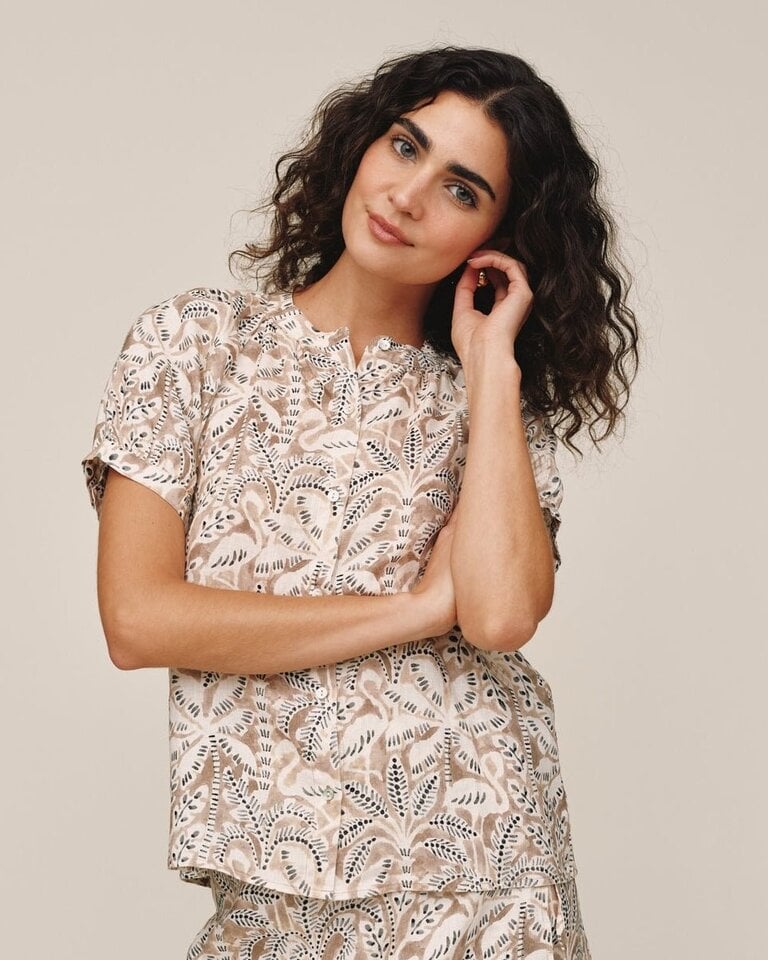 BELLA DAHL  S/S RAGLAN SHIRT IN TROPICAL PALM PRINT