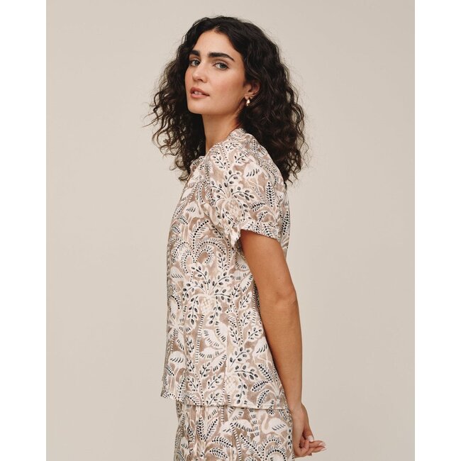 BELLA DAHL  S/S RAGLAN SHIRT IN TROPICAL PALM PRINT