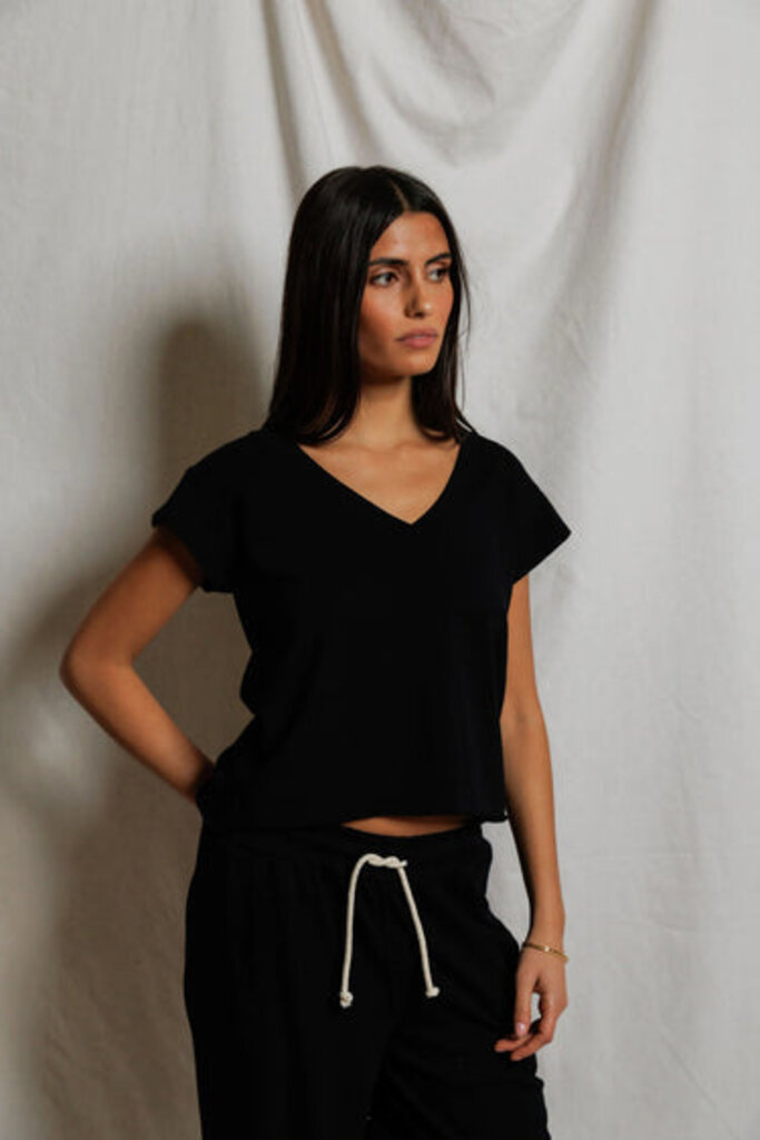 PERFECT WHITE TEE PEARL JAPANESE JERSEY V-NECK IN BLACK
