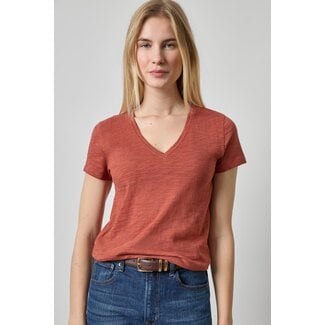 LILLA P SHORT SLEEVE BACK SEAM V-NECK IN  HENNA