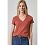 LILLA P SHORT SLEEVE BACK SEAM V-NECK IN  HENNA