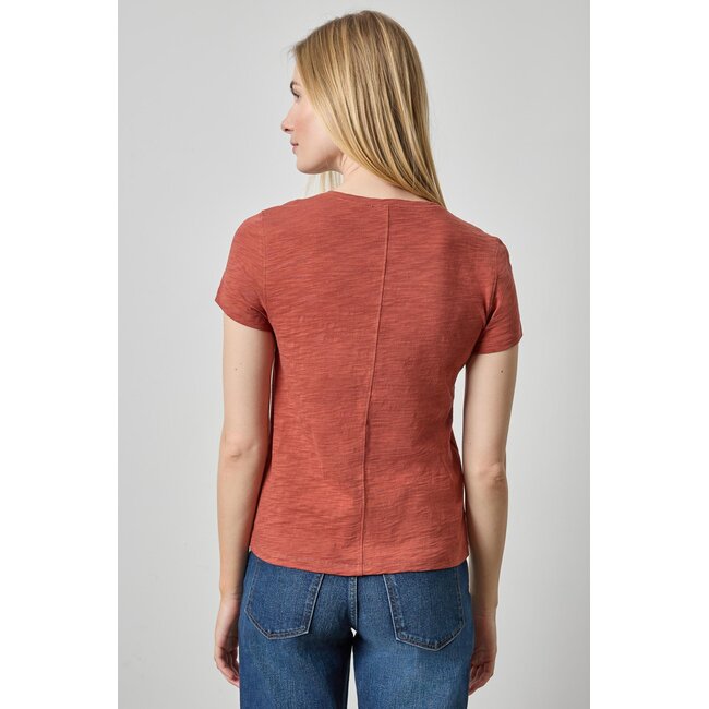 LILLA P SHORT SLEEVE BACK SEAM V-NECK IN  HENNA