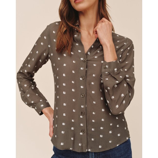 BELLA DAHL CLASSIC BUTTON DOWN IN OLIVE MOSAIC
