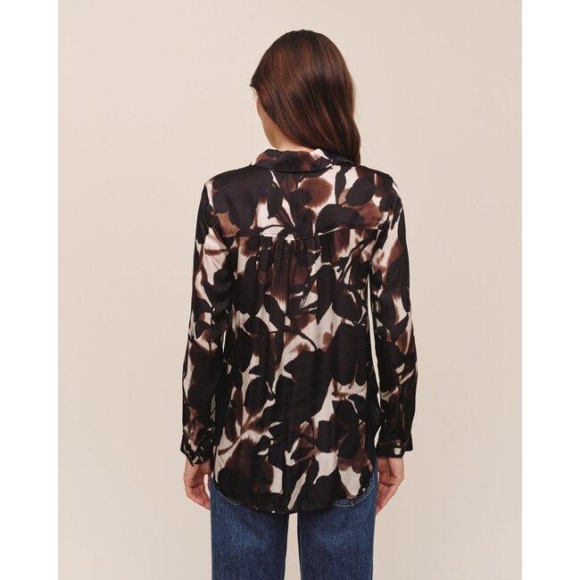 BELLA DAHL L/S ROUND HEM BUTTON DOWN IN SHADOW FLORAL PRINT