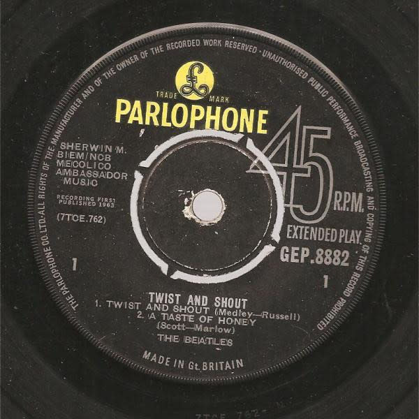 Rock/Pop The Beatles - Twist And Shout ('63 UK Mono 7") (G+, crackle on Side2 otherwise VG, centre spindle snapped out/G+, small rip on back cover, green stain on back cover, creases)