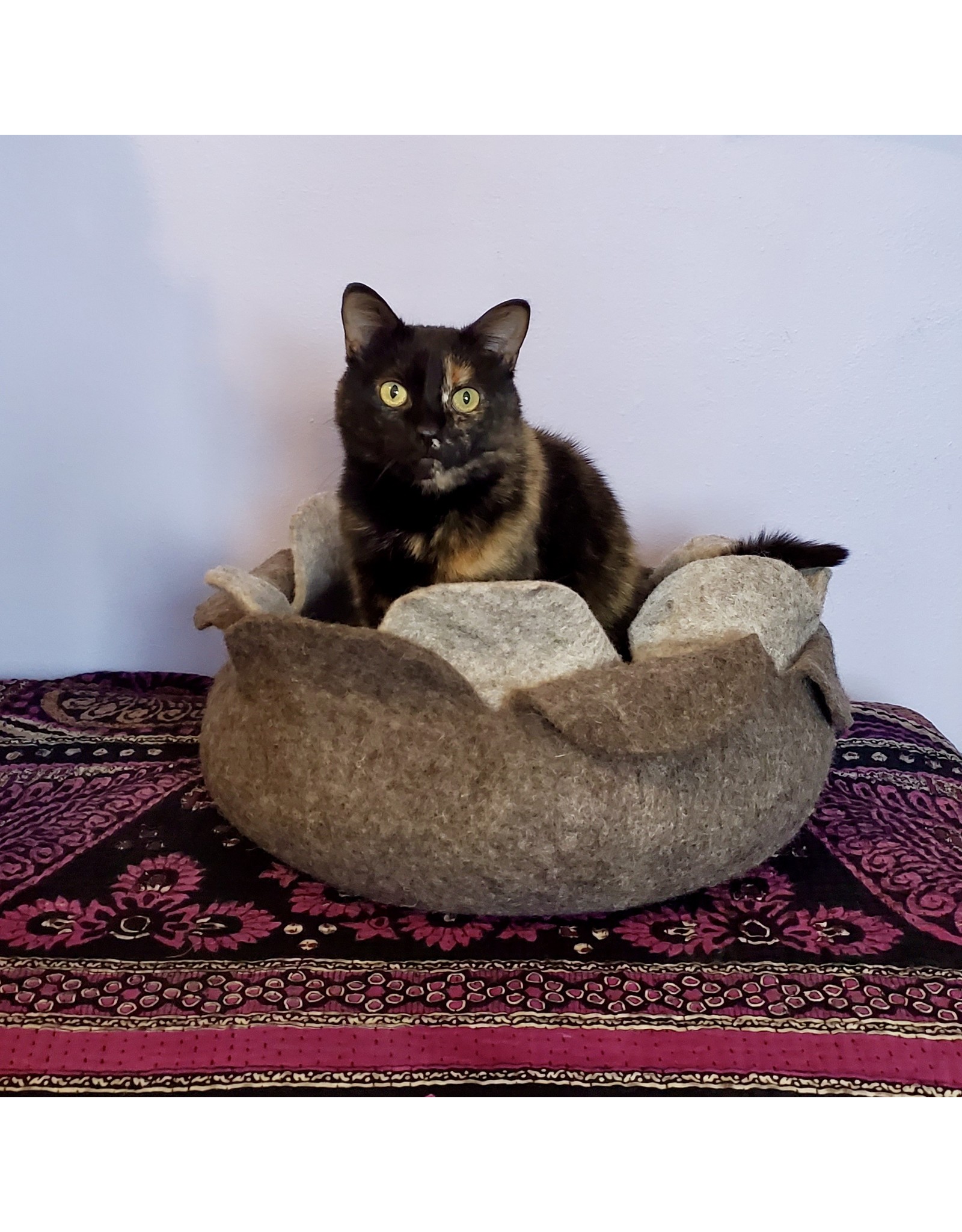 Nepal Lotus Cat Bed, Grey