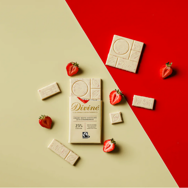 Divine 25% Strawberries White Chocolate Bar 85g