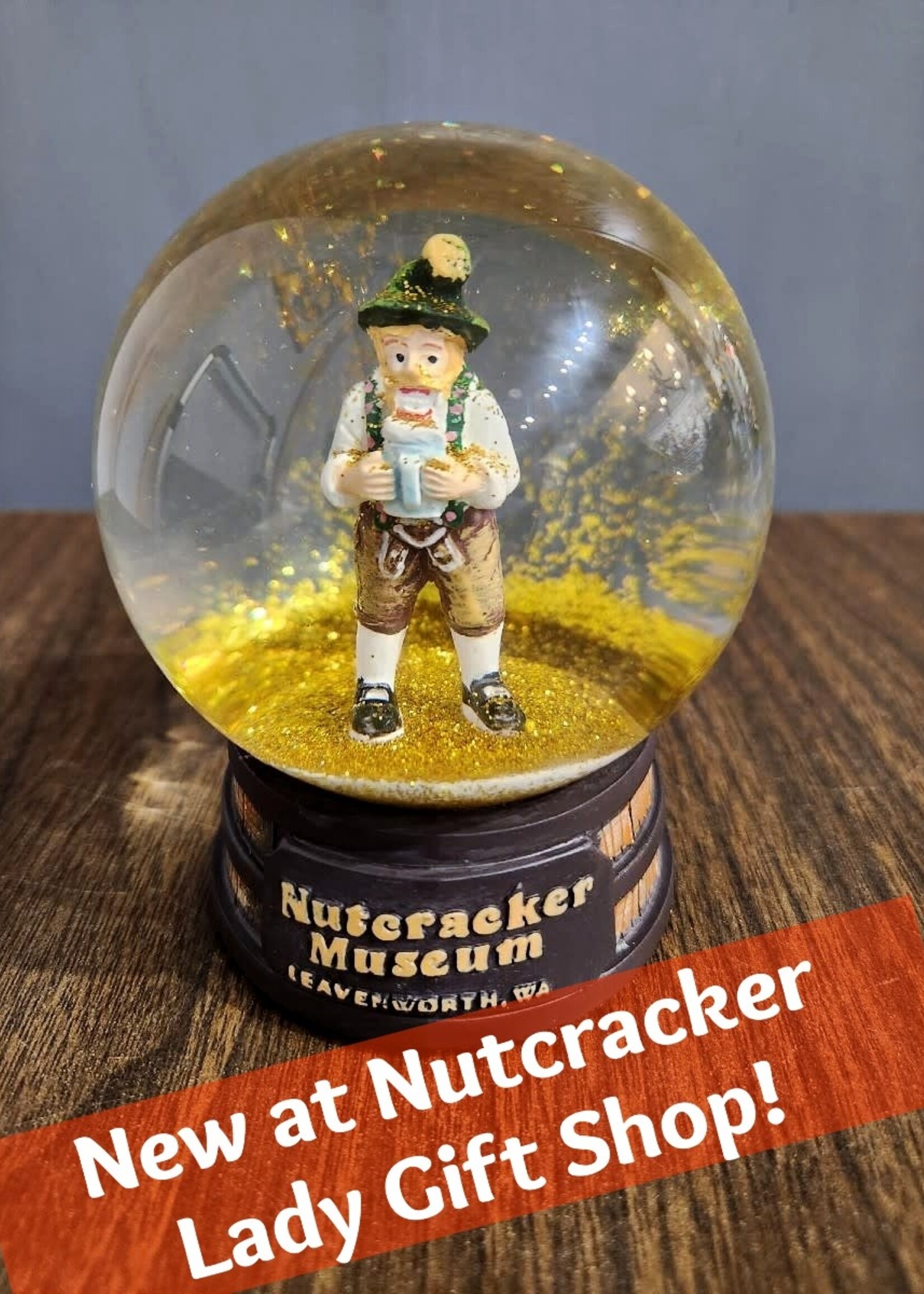 XM-F0872/LNM Snow Globe of the Nutcracker Museum's Karl