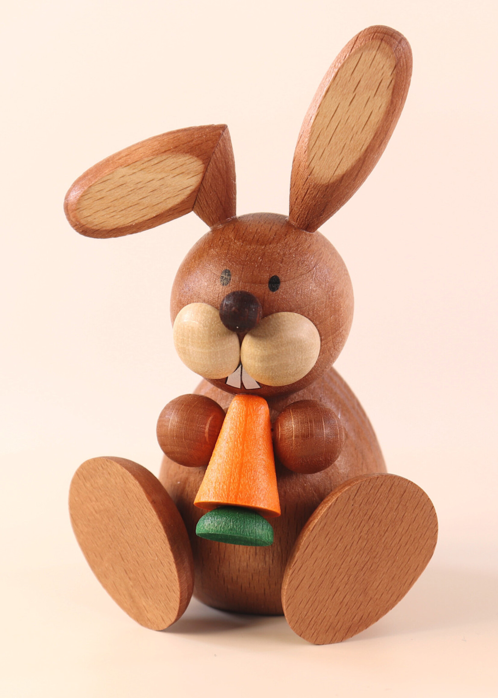 0960 Bunny sitting with carrot  2 inches